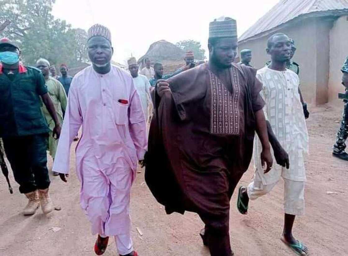 Bidiyon yadda aka yiwa dan majalisar Neja ruwan duwatsu a yayin da ya ziyarci mazabarsa Bidiyon yadda aka yiwa dan majalisar Neja ruwan duwatsu a yayin da ya ziyarci mazabarsa