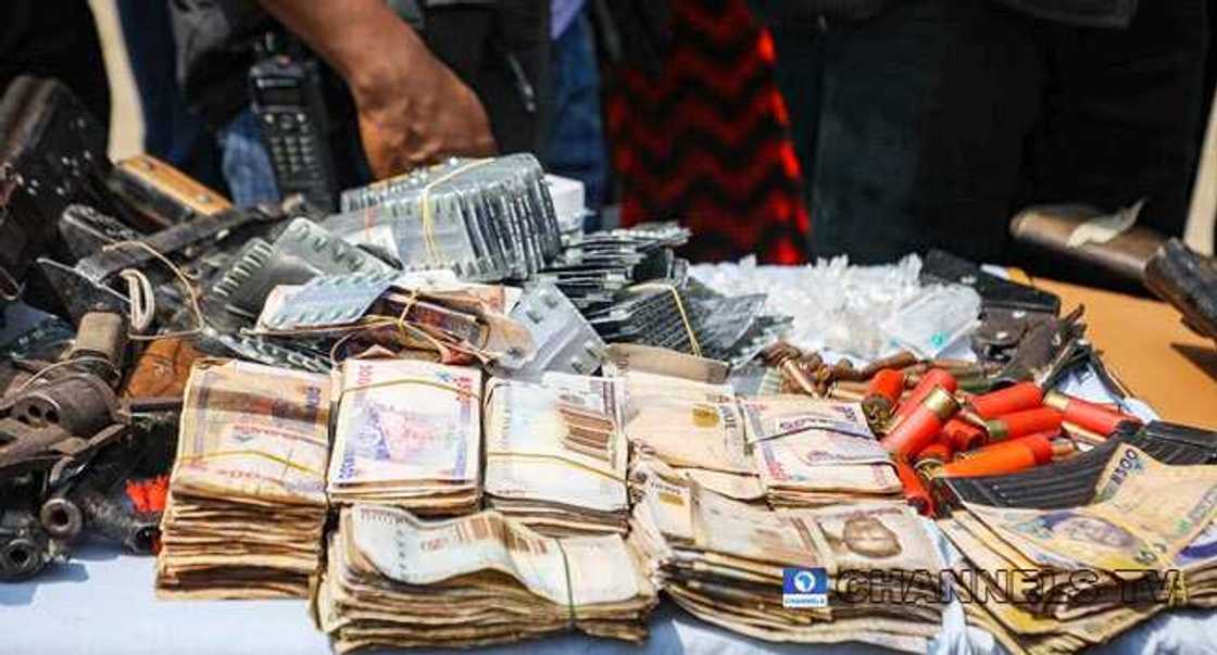 Hotunan bindigu, alburusai, kudi da kwayoyi da rundunar 'yan sanda ta kama tare da masu garkuwa da mutane a Abuja Hotunan bindigu, alburusai, kudi da kwayoyi da rundunar 'yan sanda ta kama tare da masu garkuwa da mutane a Abuja