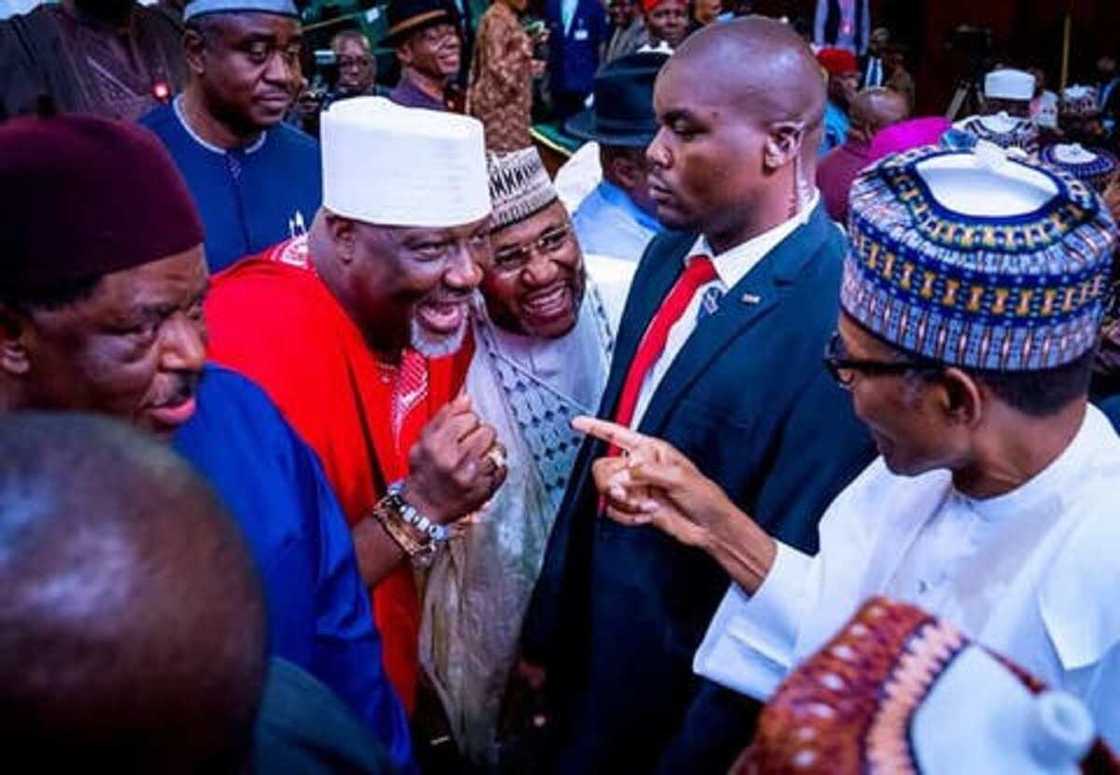 Ibrahim Magu: Dino Melaye ya yi martani a kan dakatar da shugaban EFCC da Buhari ya yi Ibrahim Magu: Dino Melaye ya yi martani a kan dakatar da shugaban EFCC da Buhari ya yi