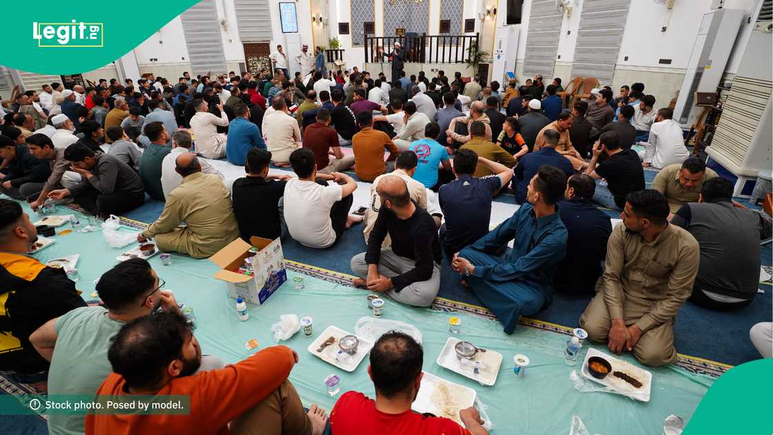 An shawarci Musulmi su rika cin abinci mai gina jiki kamar tsirrai da kayan lambu, su kuma yawaita shan ruwa a lokacin azumin Ramadan. An shawarci Musulmi su rika cin abinci mai gina jiki kamar tsirrai da kayan lambu, su kuma yawaita shan ruwa a lokacin azumin Ramadan.