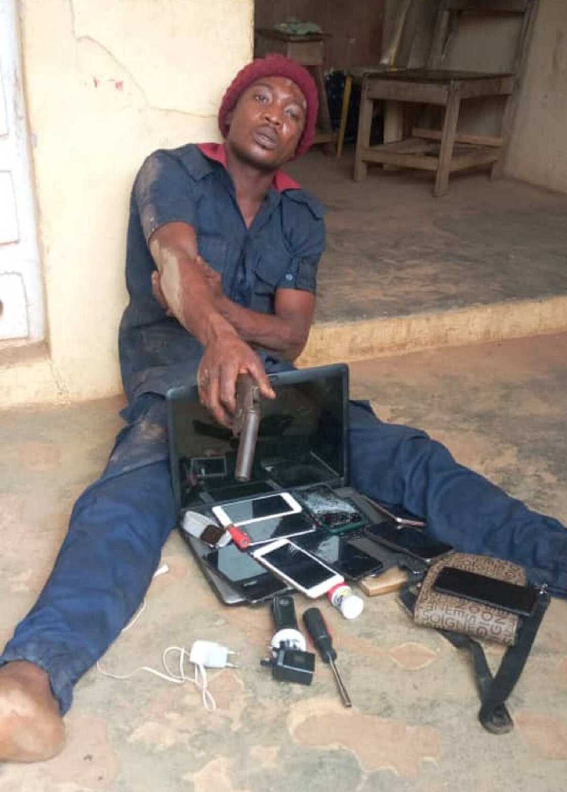 An kama wanda ake zargi da fashi sanye da kayan jami'an NSCDC An kama wanda ake zargi da fashi sanye da kayan jami'an NSCDC