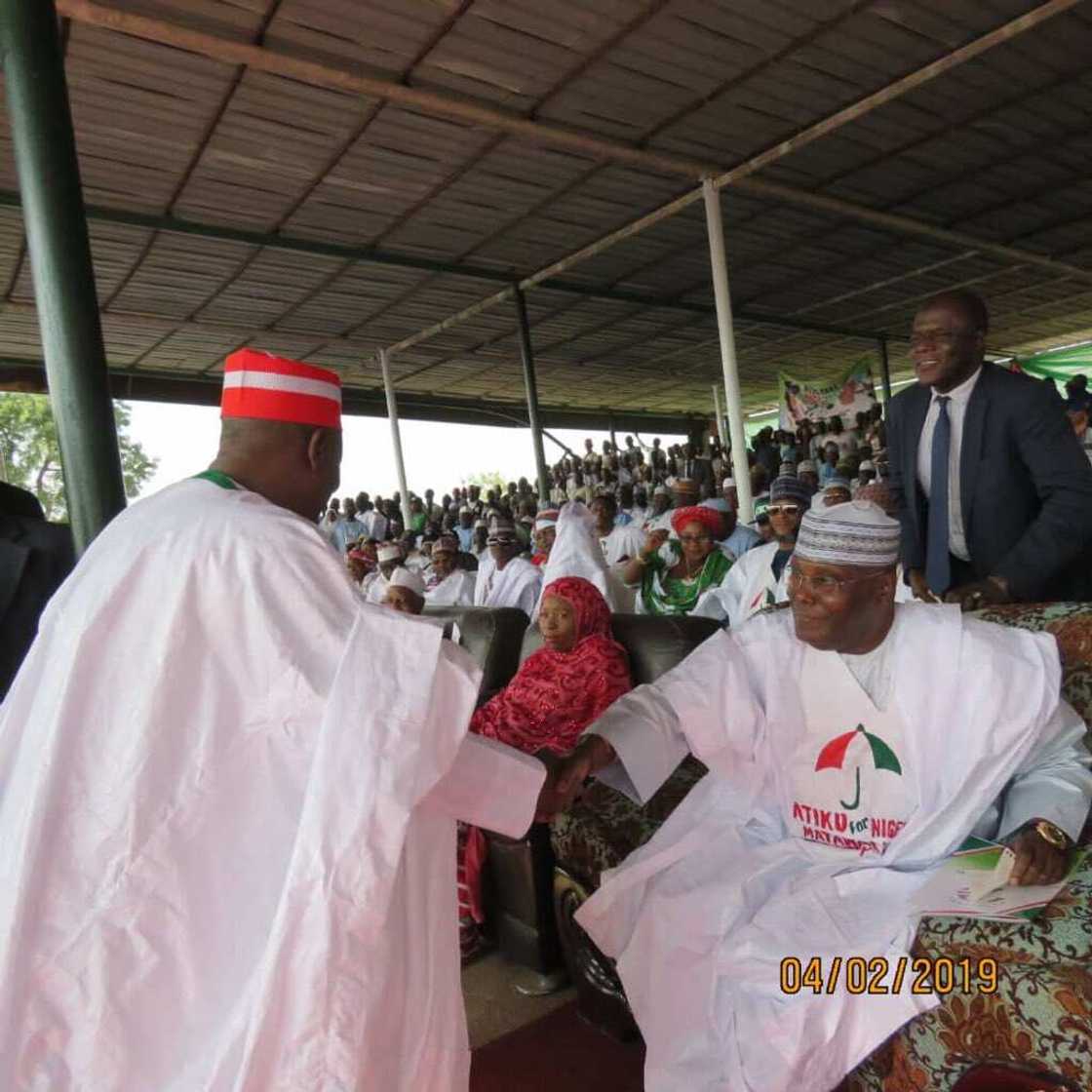Atiku yayin isowar Kwankwaso harabar taron yakin zabe a jihar Zamfara Atiku yayin isowar Kwankwaso harabar taron yakin zabe a jihar Zamfara