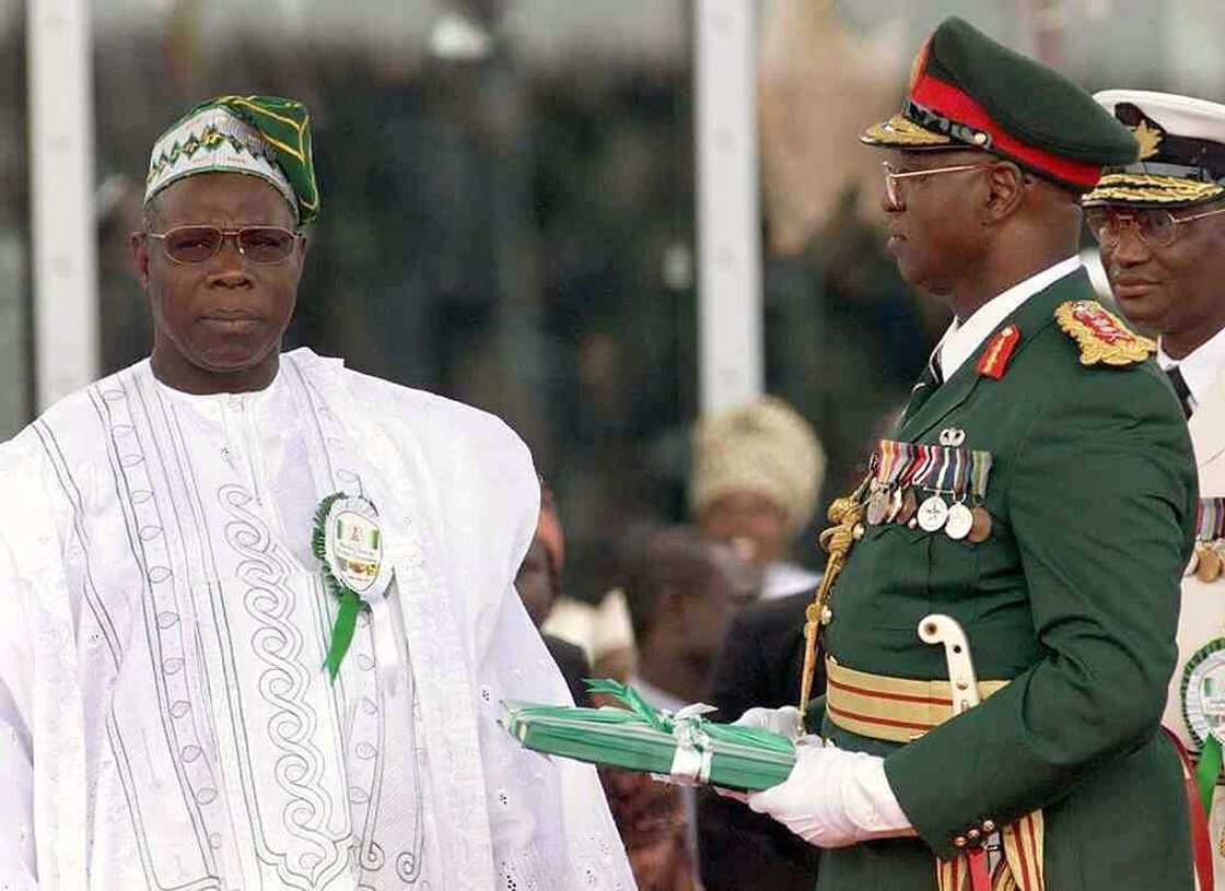 General Abdulsalami Abubakar hands over to President Olusegun Obasanjo