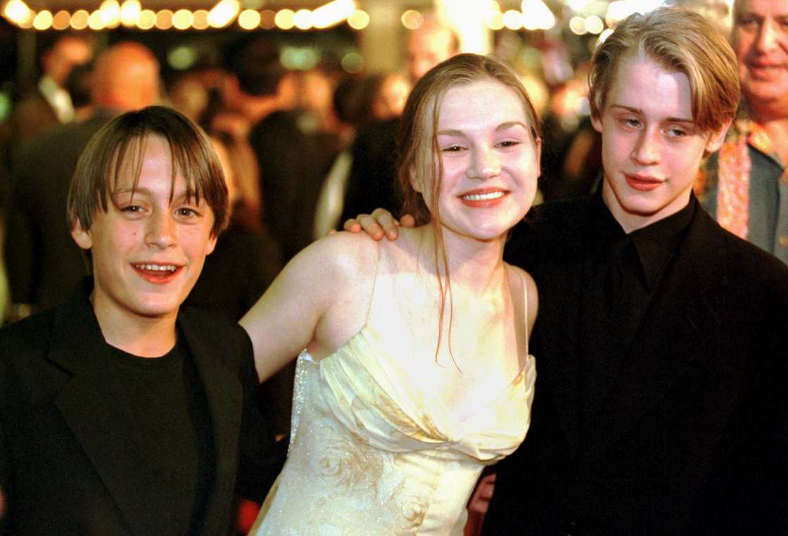 Kieran (L) and Macaulay Culkin (R) pose with New York theatre actress Rachel Minor(C) upon their arrival to the premiere of the new Miramax film The Mighty