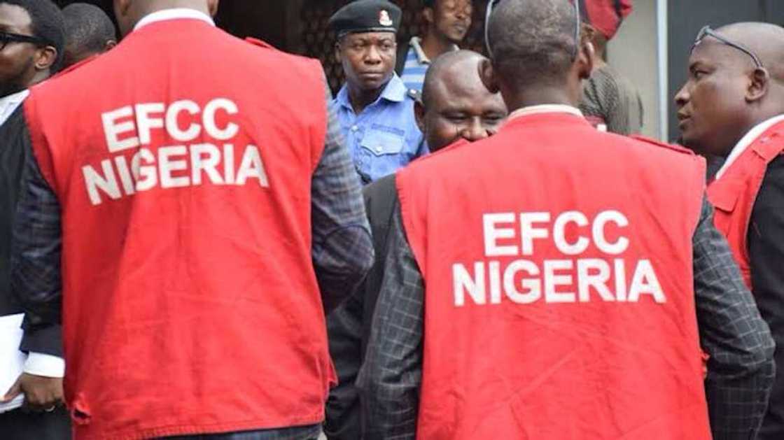 Yadda jami'an EFCC suka je har kotu domin cafke wanda ake zargi a Legas Yadda jami'an EFCC suka je har kotu domin cafke wanda ake zargi a Legas