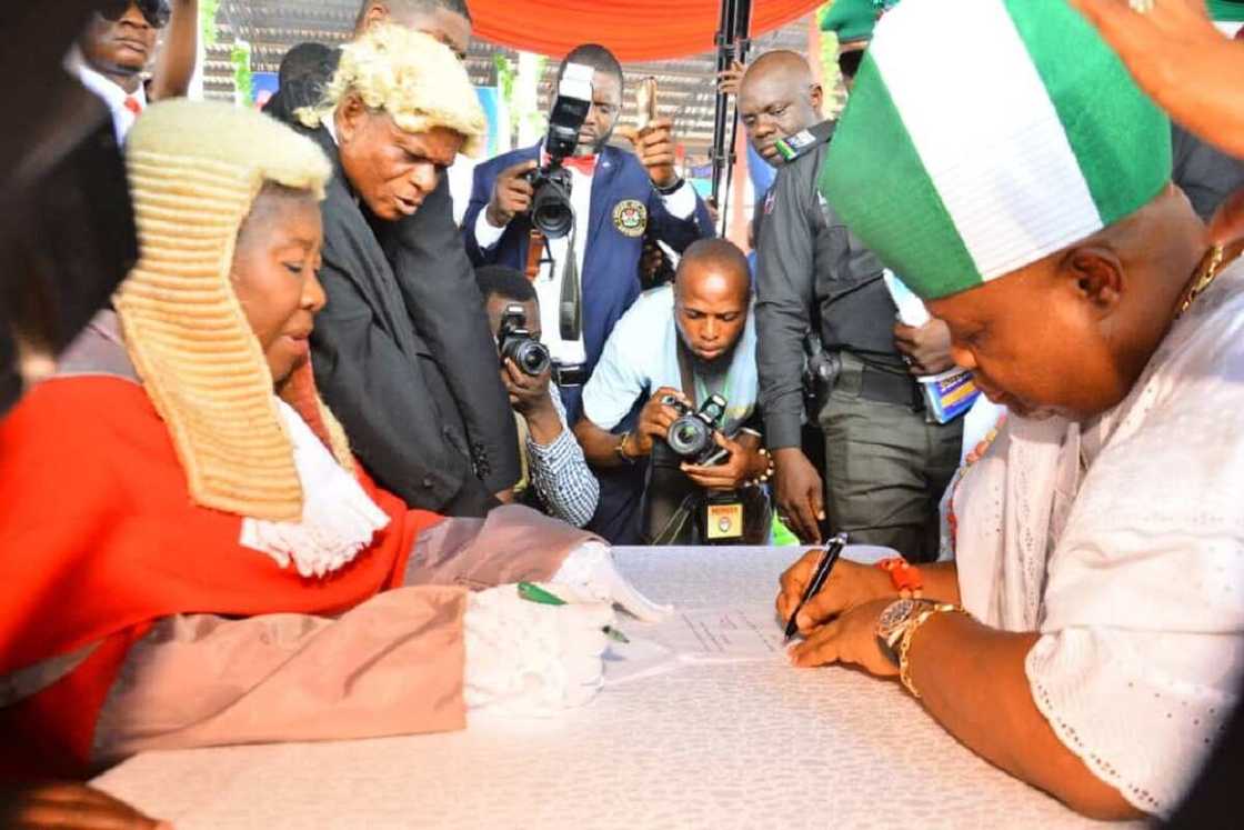 Gwamnan Osun yayin bikin rantsar da shi Gwamnan Osun yayin bikin rantsar da shi