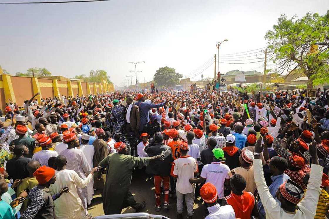 Tawagar Atiku yayin da ta ke daf da fadar Mai Martaba Sarkin Kano Muhammadu Sanusi II Tawagar Atiku yayin da ta ke daf da fadar Mai Martaba Sarkin Kano Muhammadu Sanusi II
