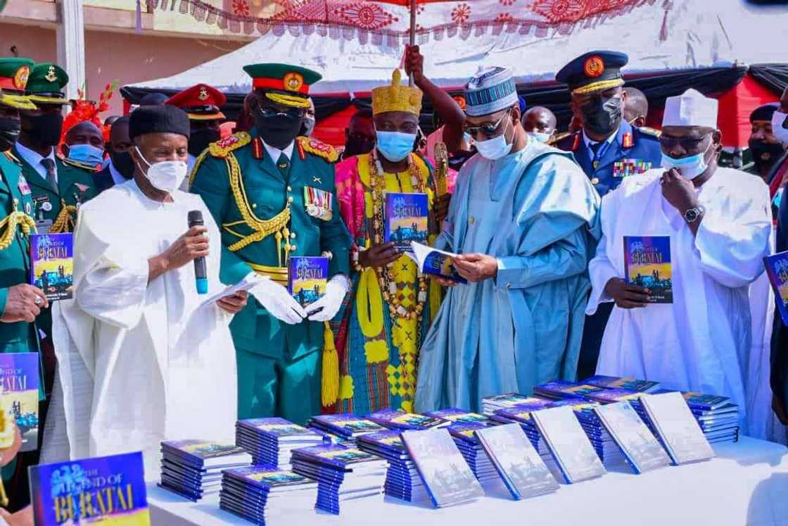 An yi bikin karrama Buratai bisa namijin kokarin da ya yiwa Najeriya (Hotuna) An yi bikin karrama Buratai bisa namijin kokarin da ya yiwa Najeriya (Hotuna)