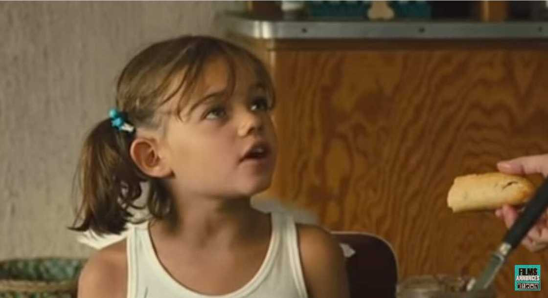 petite fille pub knacki petite fille pub knacki