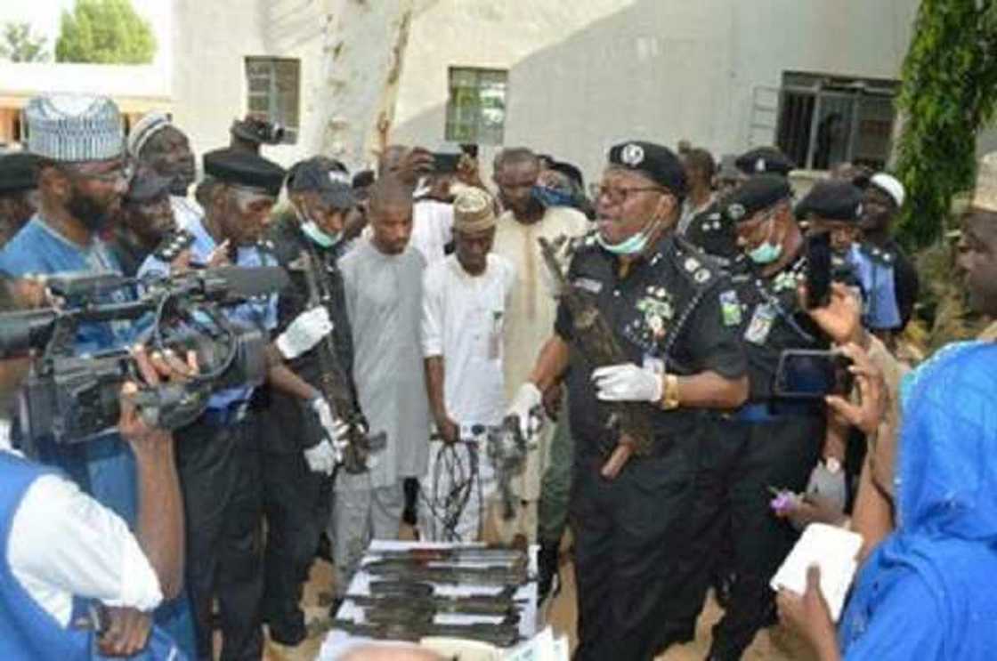 Hukumar yan sanda ta damke yan daba 100a jihar Kano (Hotuna) Hukumar yan sanda ta damke yan daba 100a jihar Kano (Hotuna)