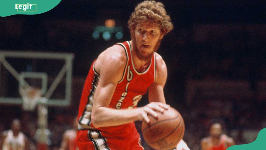 Bill Walton dribbles the ball against the New York Knicks during an NBA basketball game