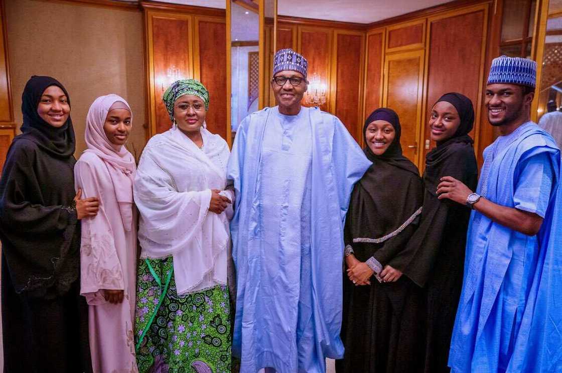 Hotunan Buhari yayin Sallar Idi cikin jam'i, ya sha 'selfie' da 'yayansa a cikin gida Hotunan Buhari yayin Sallar Idi cikin jam'i, ya sha 'selfie' da 'yayansa a cikin gida