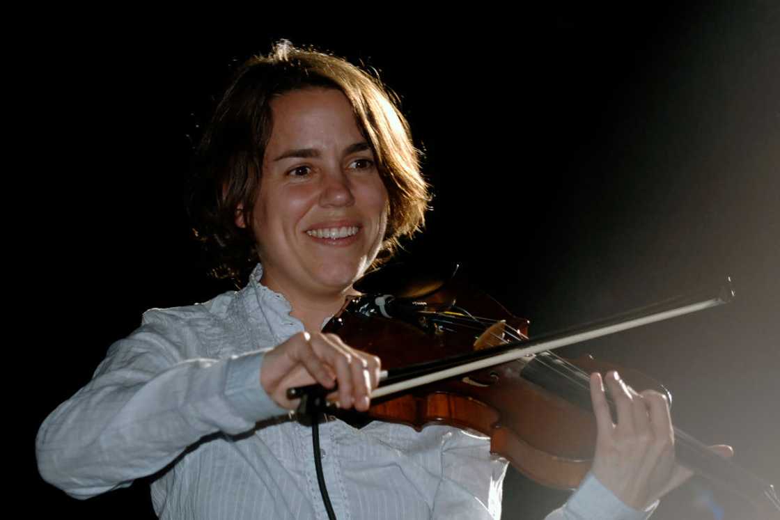 Petra Haden playing violin Petra Haden playing violin