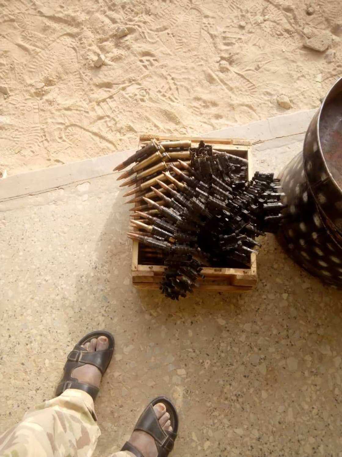 Harin kwanton bauna: Dakarun soji sun kashi mayakan Boko Haram 5, ta kwaci makamai (Hotuna) Harin kwanton bauna: Dakarun soji sun kashi mayakan Boko Haram 5, ta kwaci makamai (Hotuna)