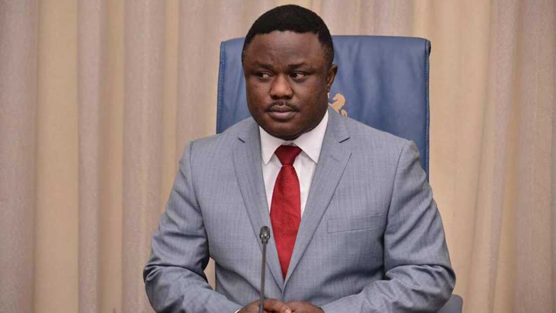 Ayade ya sayi fom din takarar sanata a mazabarsu Ayade ya sayi fom din takarar sanata a mazabarsu