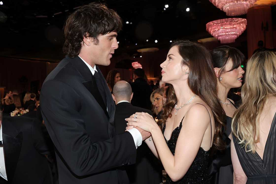 Jacob Elordi and Ana de Armas speak while holding hands Jacob Elordi and Ana de Armas speak while holding hands