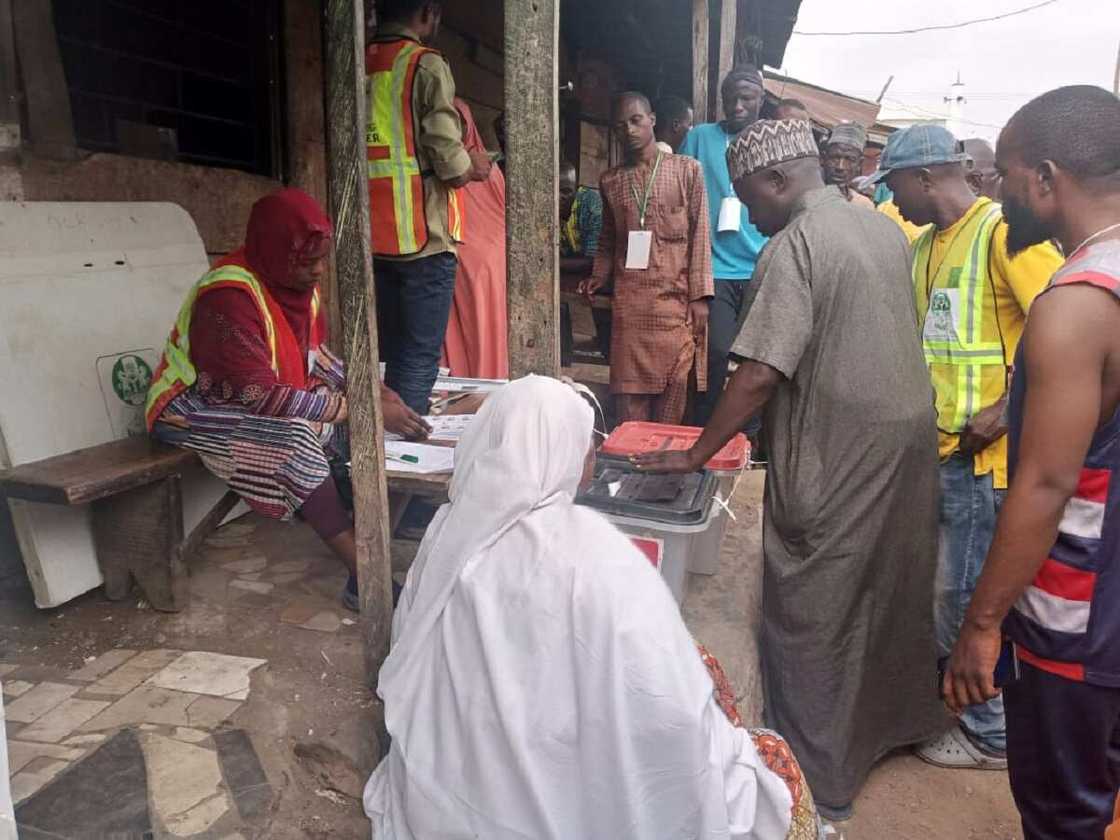 Jama'a na kada kuri'arsu a rumfar zabe Jama'a na kada kuri'arsu a rumfar zabe