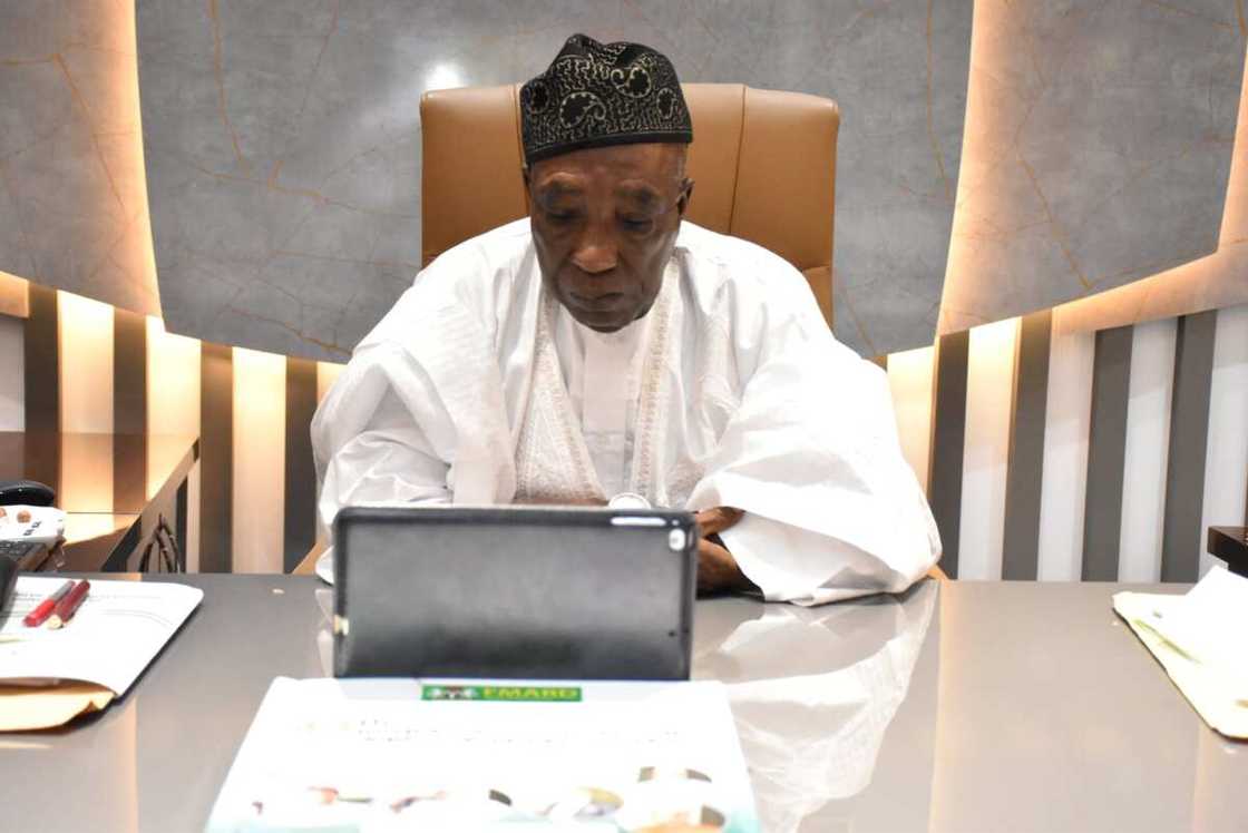 Hotunan lokacin ministan gona ke zaune a ofis kafin isowar sanarwar korarsa Hotunan lokacin ministan gona ke zaune a ofis kafin isowar sanarwar korarsa