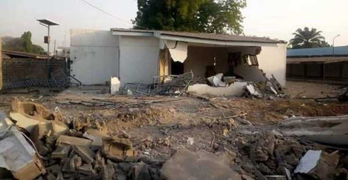 Ile Arugubo: Kwara state govt demolishes Saraki's land at 2am despite court order Ile Arugubo: Kwara state govt demolishes Saraki's land at 2am despite court order