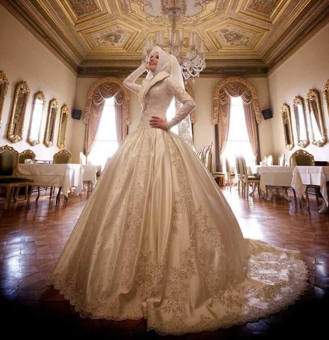 Nigerian wedding dress with gorgeous embroidery Nigerian wedding dress with gorgeous embroidery