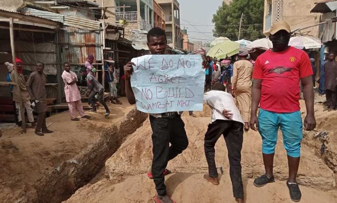 Kano: Kotu ta hana Ganduje gina shaguna a hanyar Kasuwar Wambai Kano: Kotu ta hana Ganduje gina shaguna a hanyar Kasuwar Wambai