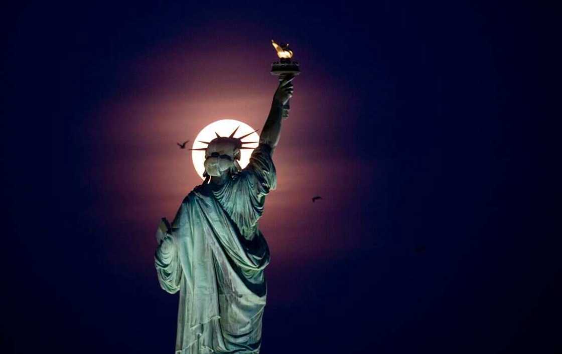 L'hauteur de la statue de la liberté L'hauteur de la statue de la liberté