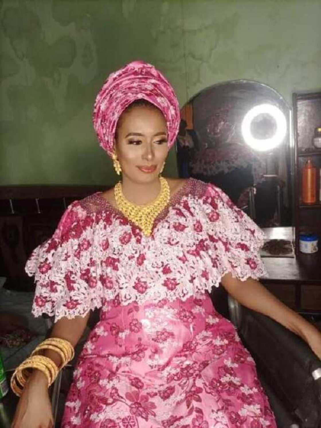 Hotunan zukekiyar Shuwa Arab da Sanata Ahmed Lawan yayi wuff da ita Hotunan zukekiyar Shuwa Arab da Sanata Ahmed Lawan yayi wuff da ita