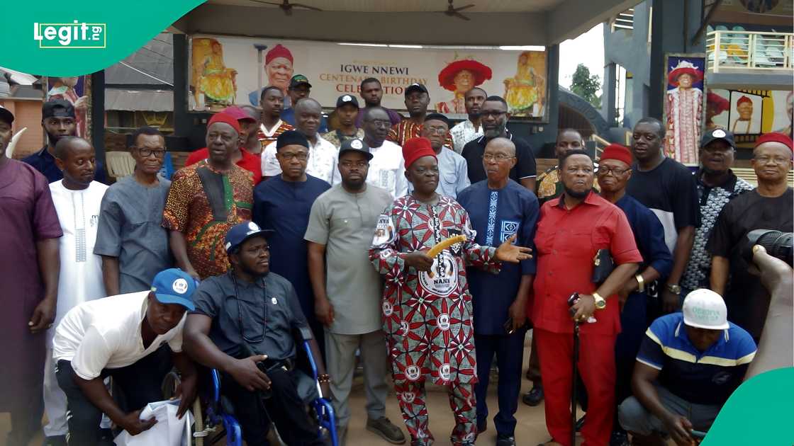 Nnewichi youths and leaders demonstrating in Nnewi over 1997 rotational agreement