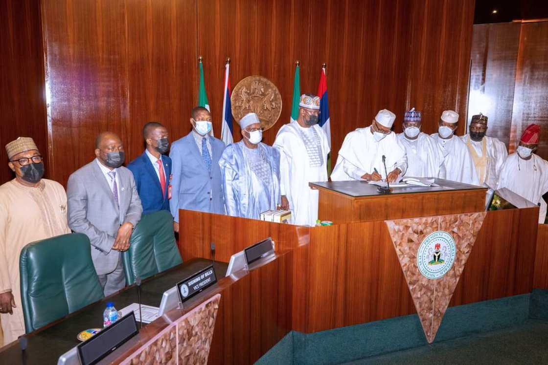 Buhari da mayan EFCC Buhari da mayan EFCC