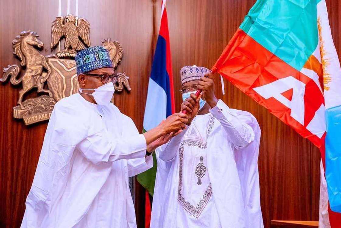 Da Dumi-Dumi: Shugaba Buhari ya karbi gwamnonin PDP da suka sauya sheka zuwa APC Da Dumi-Dumi: Shugaba Buhari ya karbi gwamnonin PDP da suka sauya sheka zuwa APC