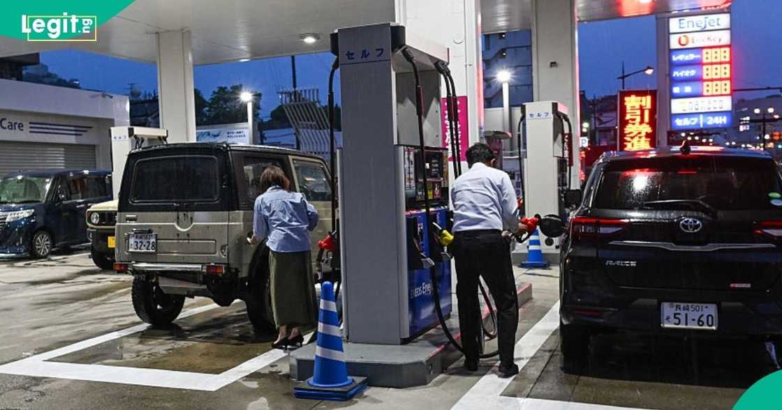 Nigerians can now buy fuel without pump attendants Nigerians can now buy fuel without pump attendants