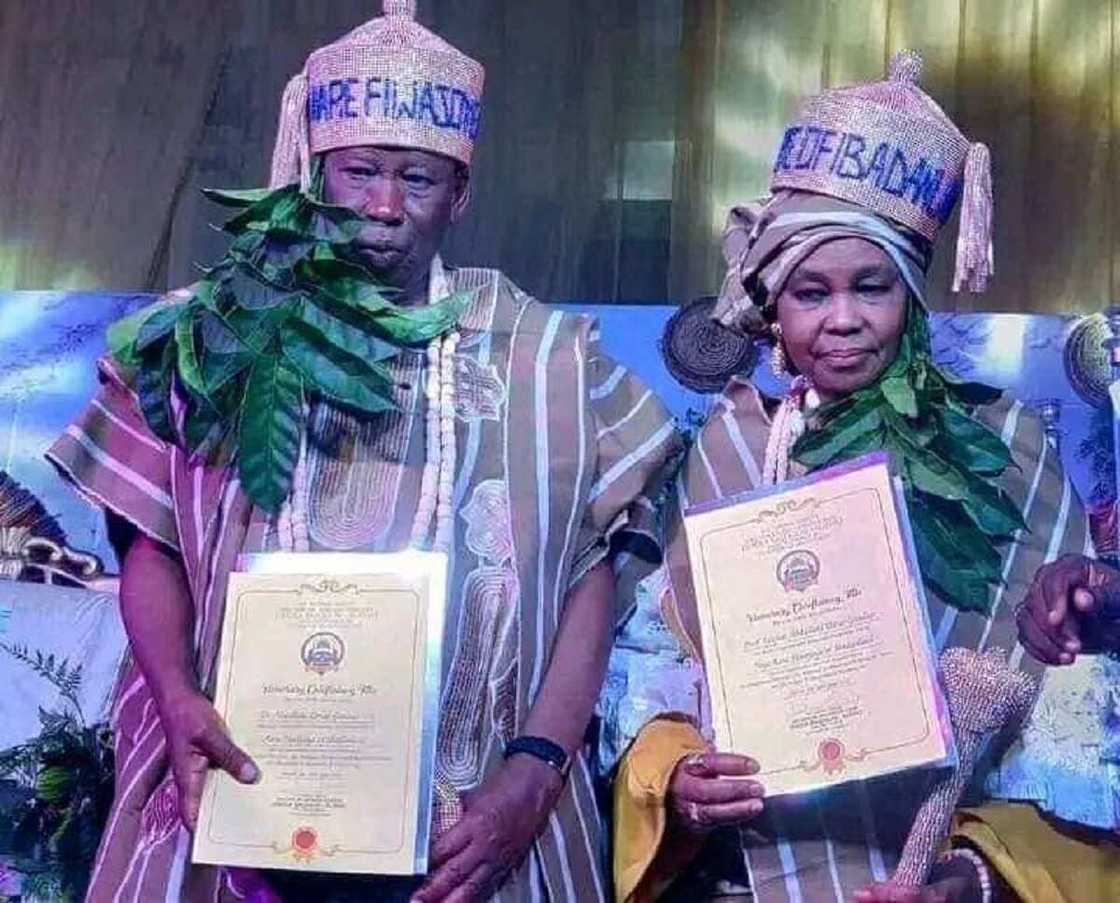 Abdullahi Ganduje tare da matarsa Abdullahi Ganduje tare da matarsa