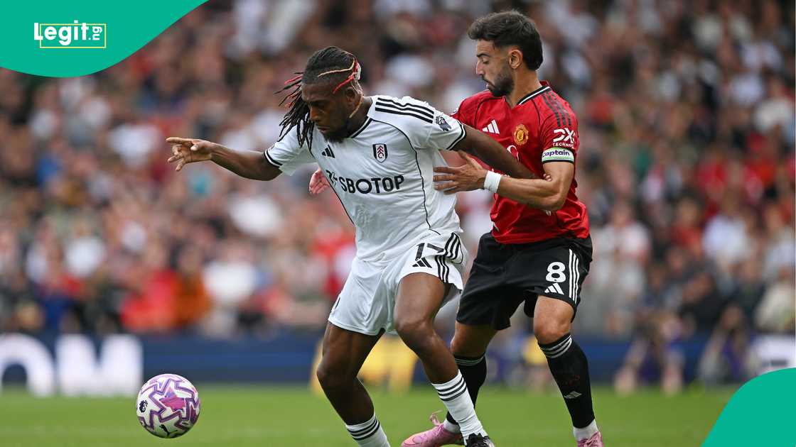 Alex Iwobi, Bruno Fernandes, Manchester United, Fulham, Craven Cottage, Premier League. Alex Iwobi, Bruno Fernandes, Manchester United, Fulham, Craven Cottage, Premier League.