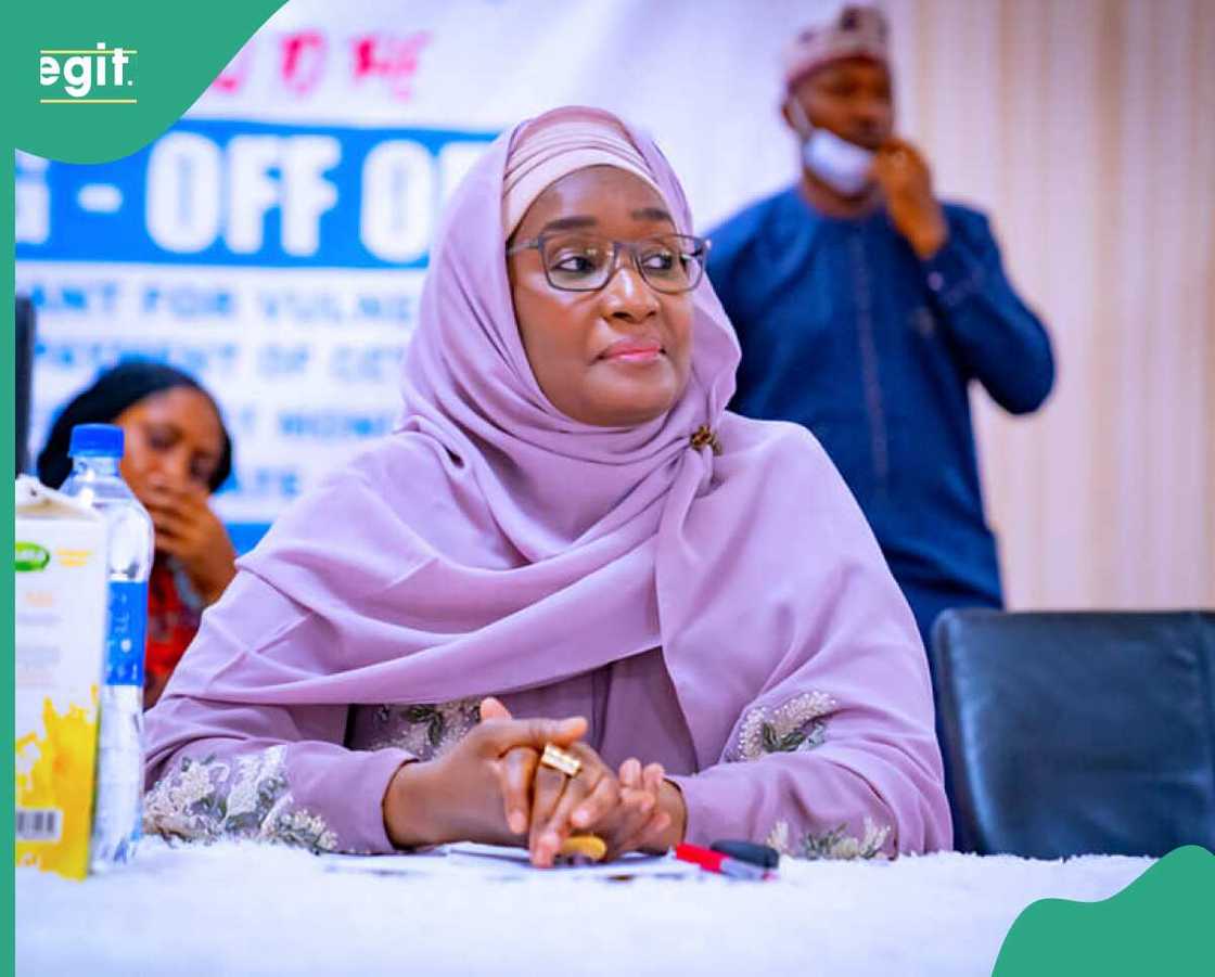 Sadiya Farouq ta mika kanta ga EFCC Sadiya Farouq ta mika kanta ga EFCC