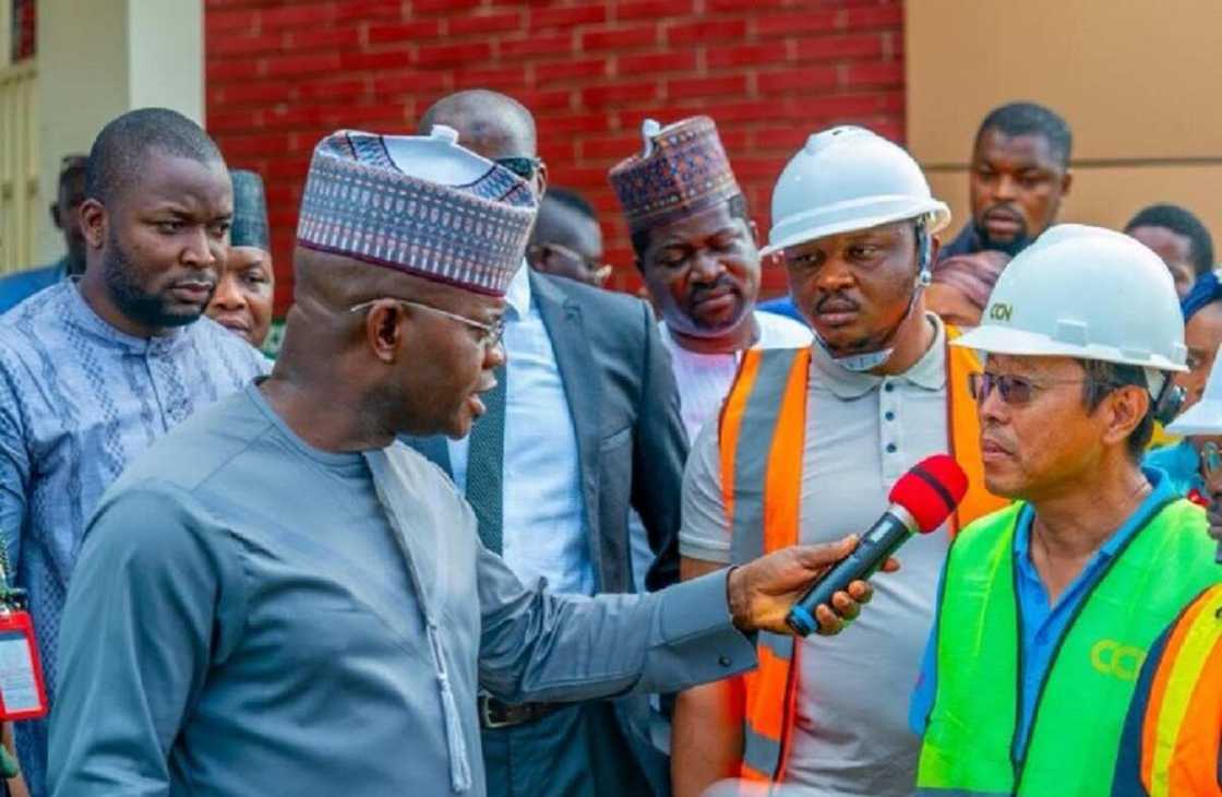 Bidiyon Yahaya Bello yana yi wa ɗan kwangilar China kaca-kaca akan ha'inci ya ɗauki hankulan mutane Bidiyon Yahaya Bello yana yi wa ɗan kwangilar China kaca-kaca akan ha'inci ya ɗauki hankulan mutane