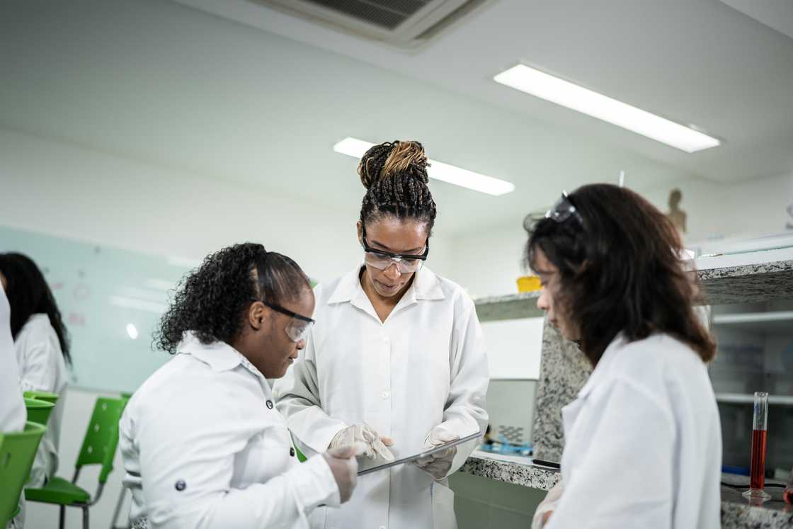 A teacher teaching students in the laboratory.