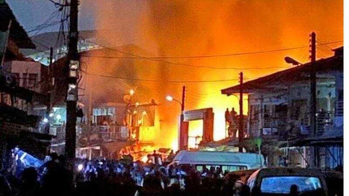 'Yan Kasuwa Sun Tafka Asara Bayan da Gobara Ta Yi Kaca-kaca da Kasuwar Osogbo 'Yan Kasuwa Sun Tafka Asara Bayan da Gobara Ta Yi Kaca-kaca da Kasuwar Osogbo