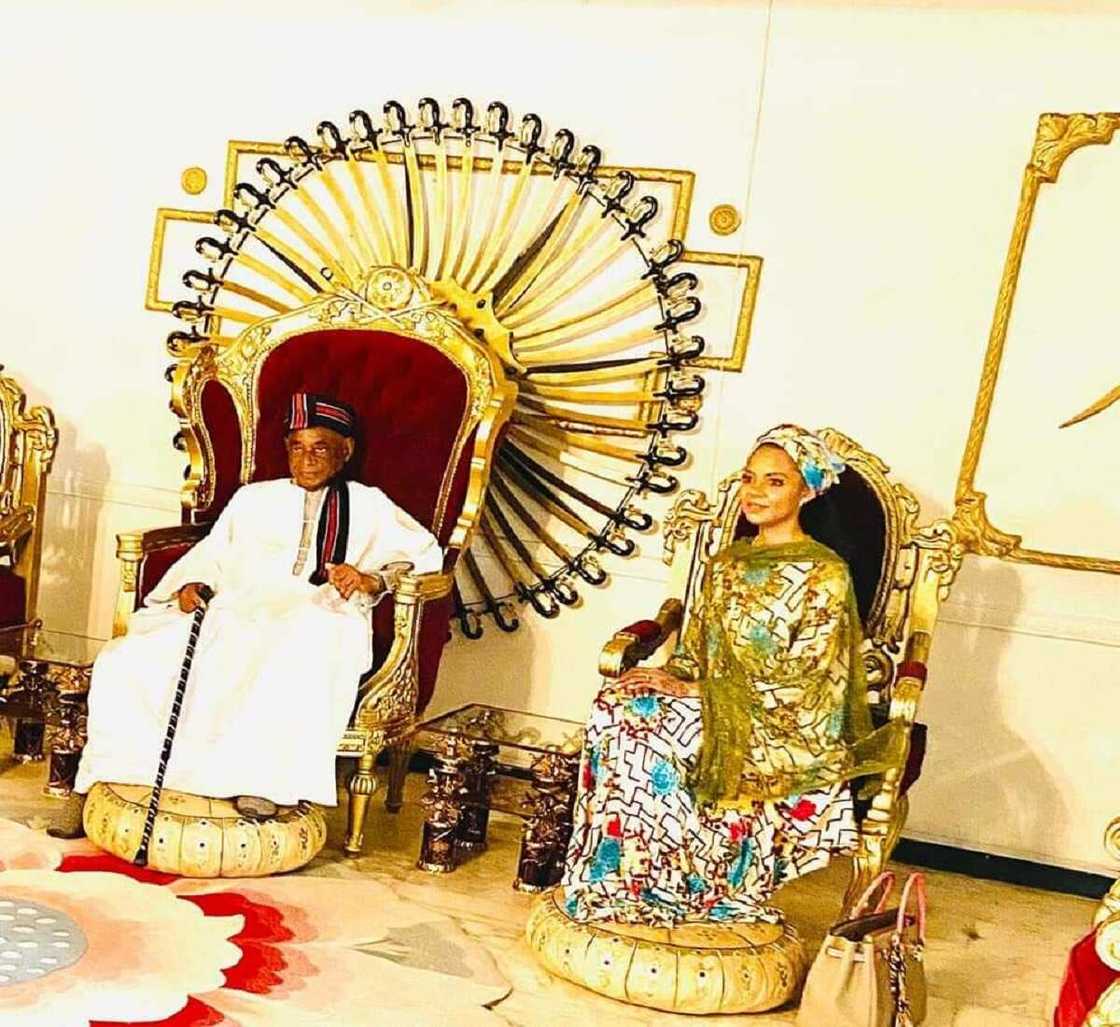 Adama Indimi da mijinta sun ziyarci surukinta a fadarsa (Hotuna) Adama Indimi da mijinta sun ziyarci surukinta a fadarsa (Hotuna)