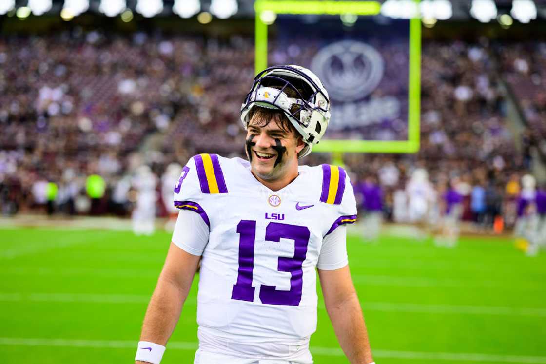 Garrett Nussmeier of the LSU Tigers smiles during warmups