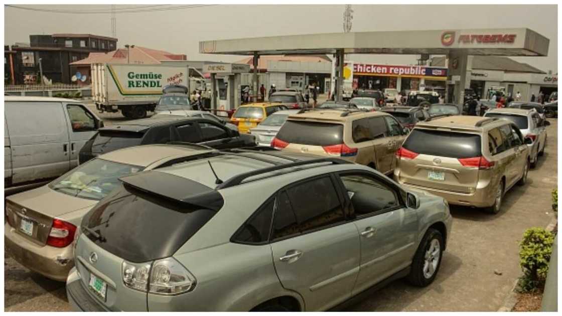 Fuel scarcity, petrol, filling station, Abuja, Lagos, fuel queues, Federal government, withdrawal of licences Fuel scarcity, petrol, filling station, Abuja, Lagos, fuel queues, Federal government, withdrawal of licences