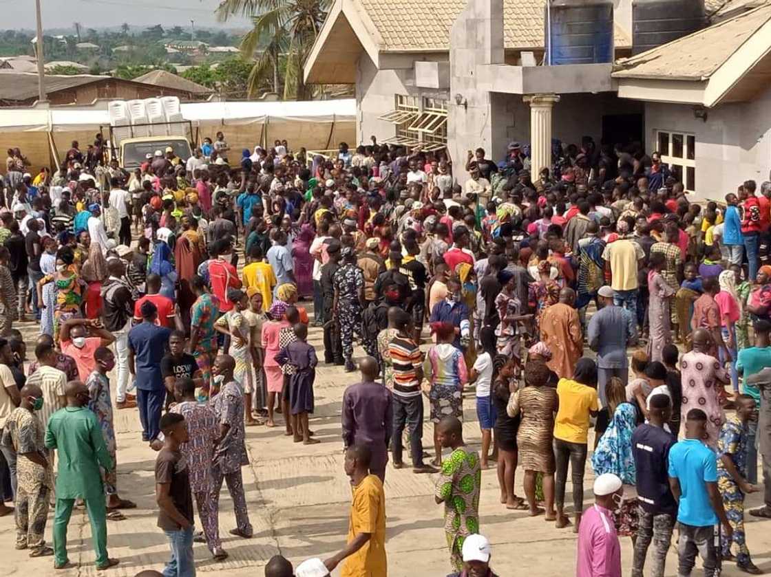 Crowd at Buruji Kashamu's residence in Ijebu Igbo, Ogun state
Credit: Daily Trust