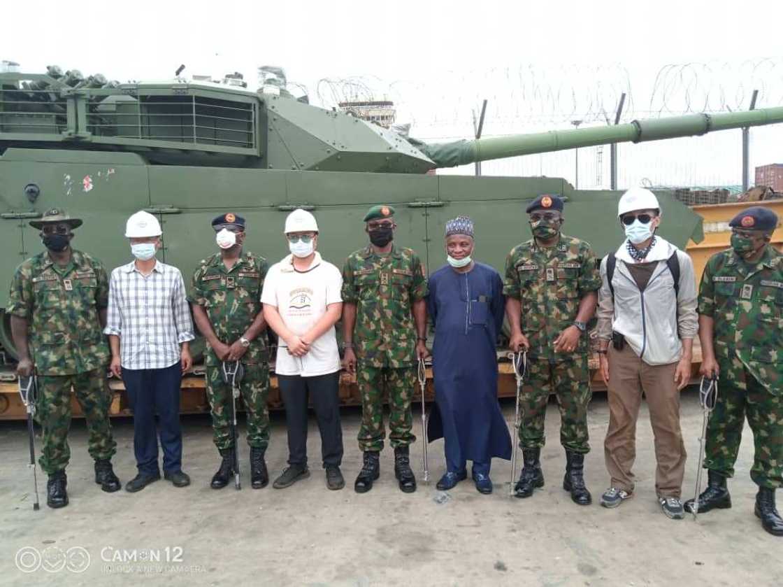 Dakarun Sojin Najeriya sun samu karin tan-tan da manyan makamai daga China Dakarun Sojin Najeriya sun samu karin tan-tan da manyan makamai daga China