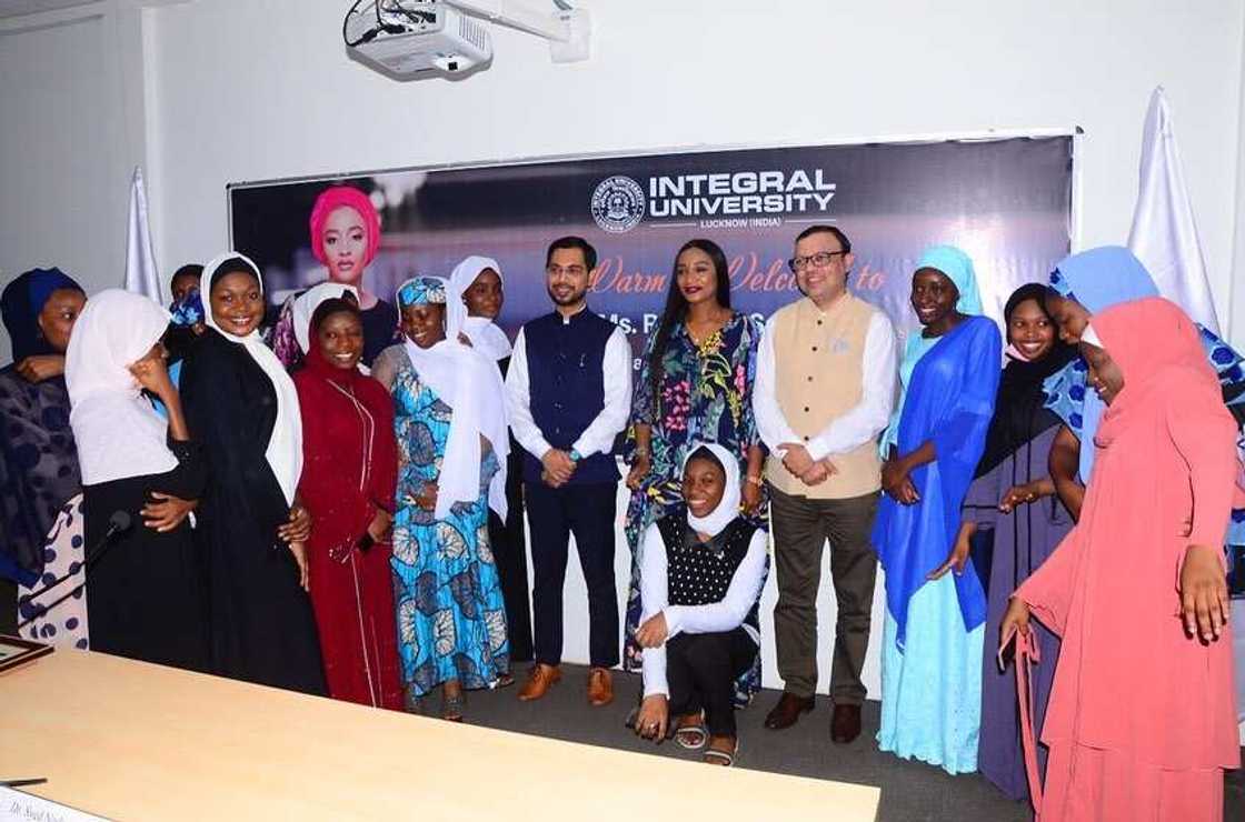 Hotunan jarumar Kannywood, Rahama Sadau, yayin da daliban Najeriya a Indiya suka karramata Hotunan jarumar Kannywood, Rahama Sadau, yayin da daliban Najeriya a Indiya suka karramata