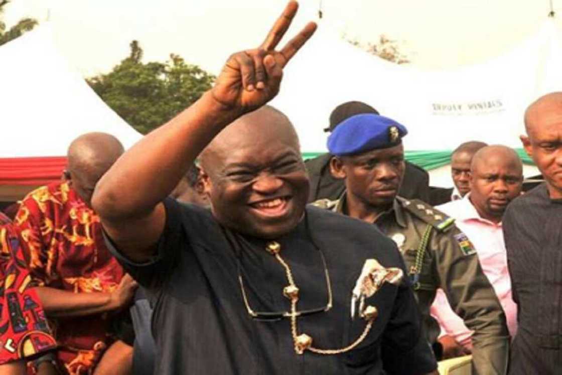 Gwamnan PDP Ya Yi Rajista a Makarantar Ƙera Takalma a Aba Gwamnan PDP Ya Yi Rajista a Makarantar Ƙera Takalma a Aba