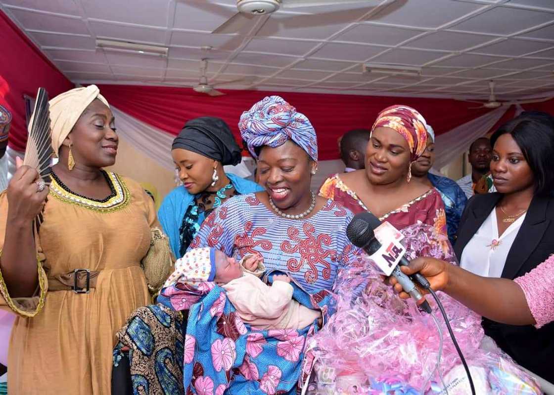 Aisha Buhari ta karrama jaririn da aka fara haifa a Najeriya a sabuwar shekarar 2020 Aisha Buhari ta karrama jaririn da aka fara haifa a Najeriya a sabuwar shekarar 2020