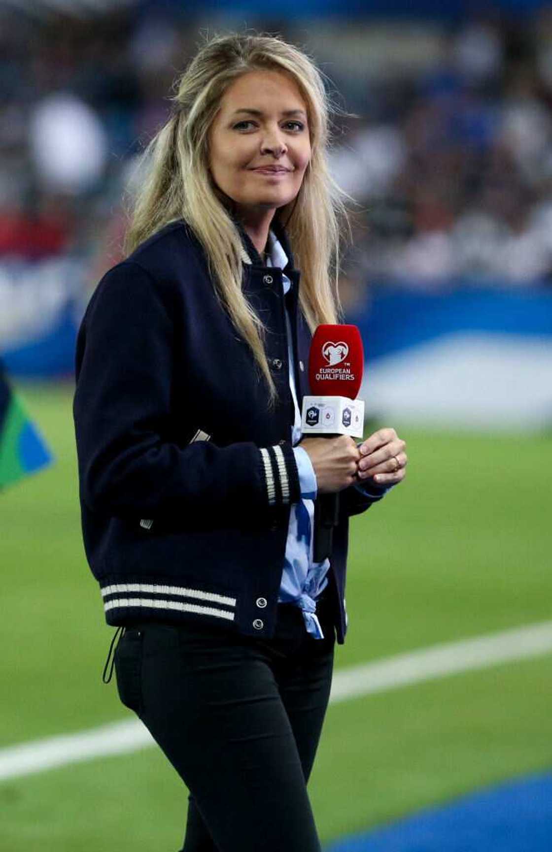 Carine Galli: biographie, femme, taille, salaire, photos Carine Galli: biographie, femme, taille, salaire, photos