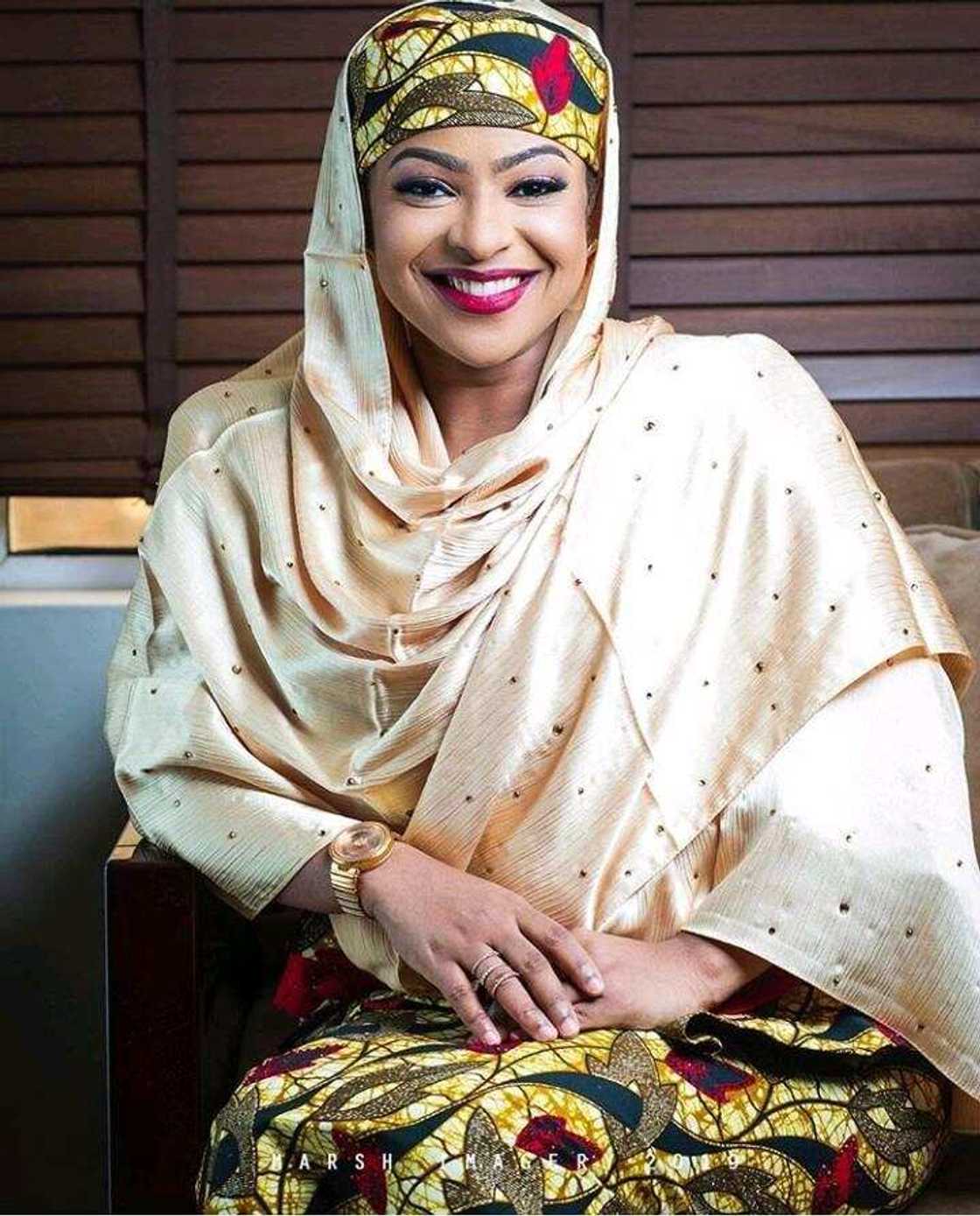 Masha Allah: Mace Bahaushiya da ta fi kowacce mace kyau da kankantar shekaru cikin 'yan siyasar Najeriya (Hotuna) Masha Allah: Mace Bahaushiya da ta fi kowacce mace kyau da kankantar shekaru cikin 'yan siyasar Najeriya (Hotuna)