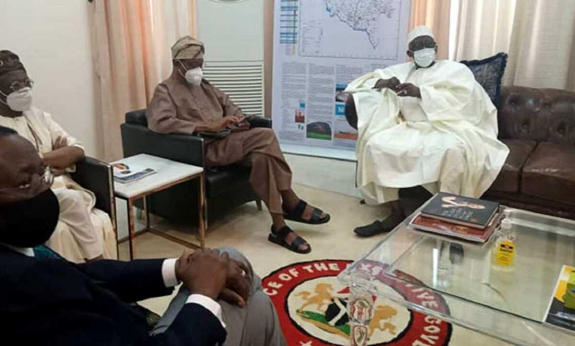 Hotunan wakilan FG, IGP da wasu jiga-jigai da suka kai ziyara Niger bayan sace dalibai Hotunan wakilan FG, IGP da wasu jiga-jigai da suka kai ziyara Niger bayan sace dalibai