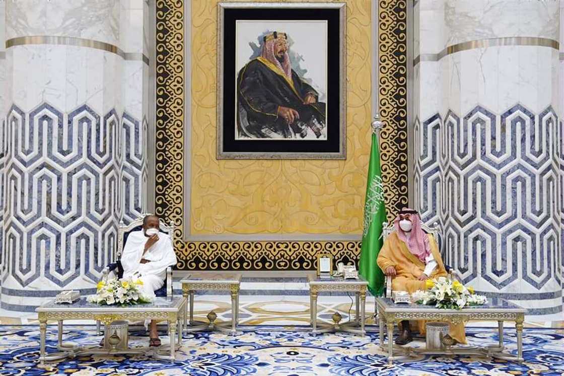 Labarin Hotuna: Dangote, Abdus Samad Rabiu sun gudanar da aikin Umrah tare da Buhari Labarin Hotuna: Dangote, Abdus Samad Rabiu sun gudanar da aikin Umrah tare da Buhari