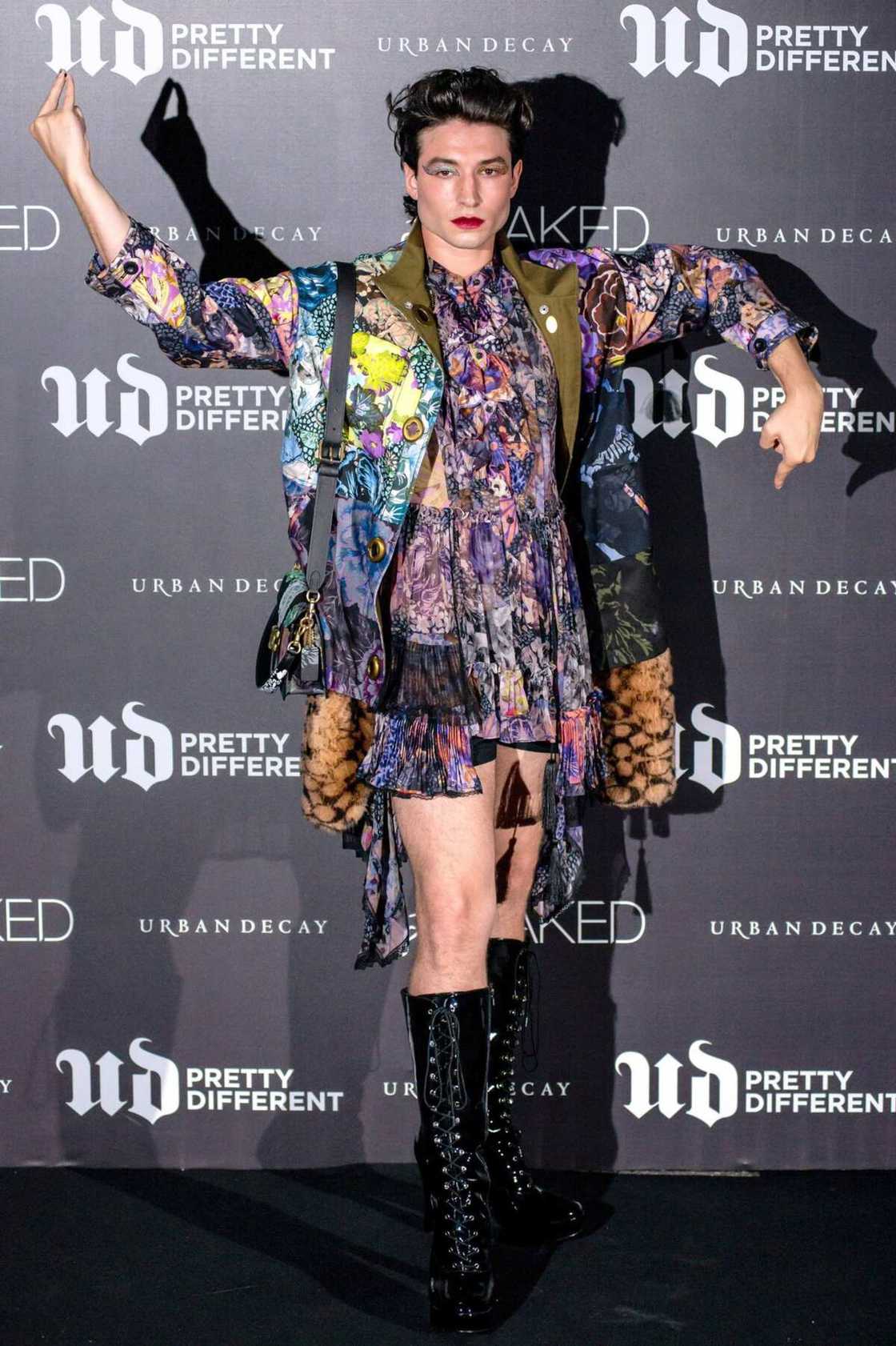 Ezra Miller gay Ezra Miller gay